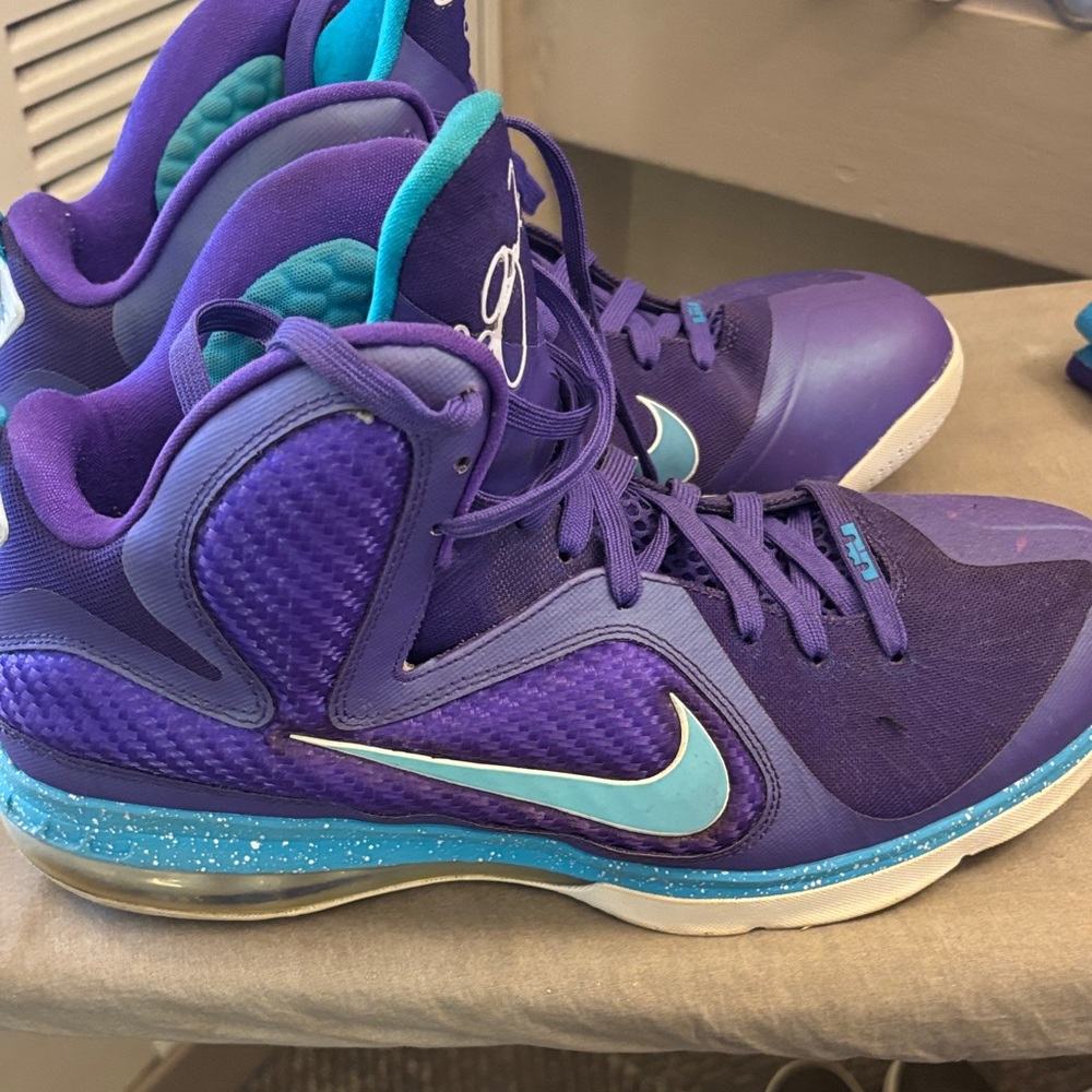 Nike Men’s LEBRON JAMES (Charlotte) Athletic Shoes in Purple and Teal W/NIKEsock